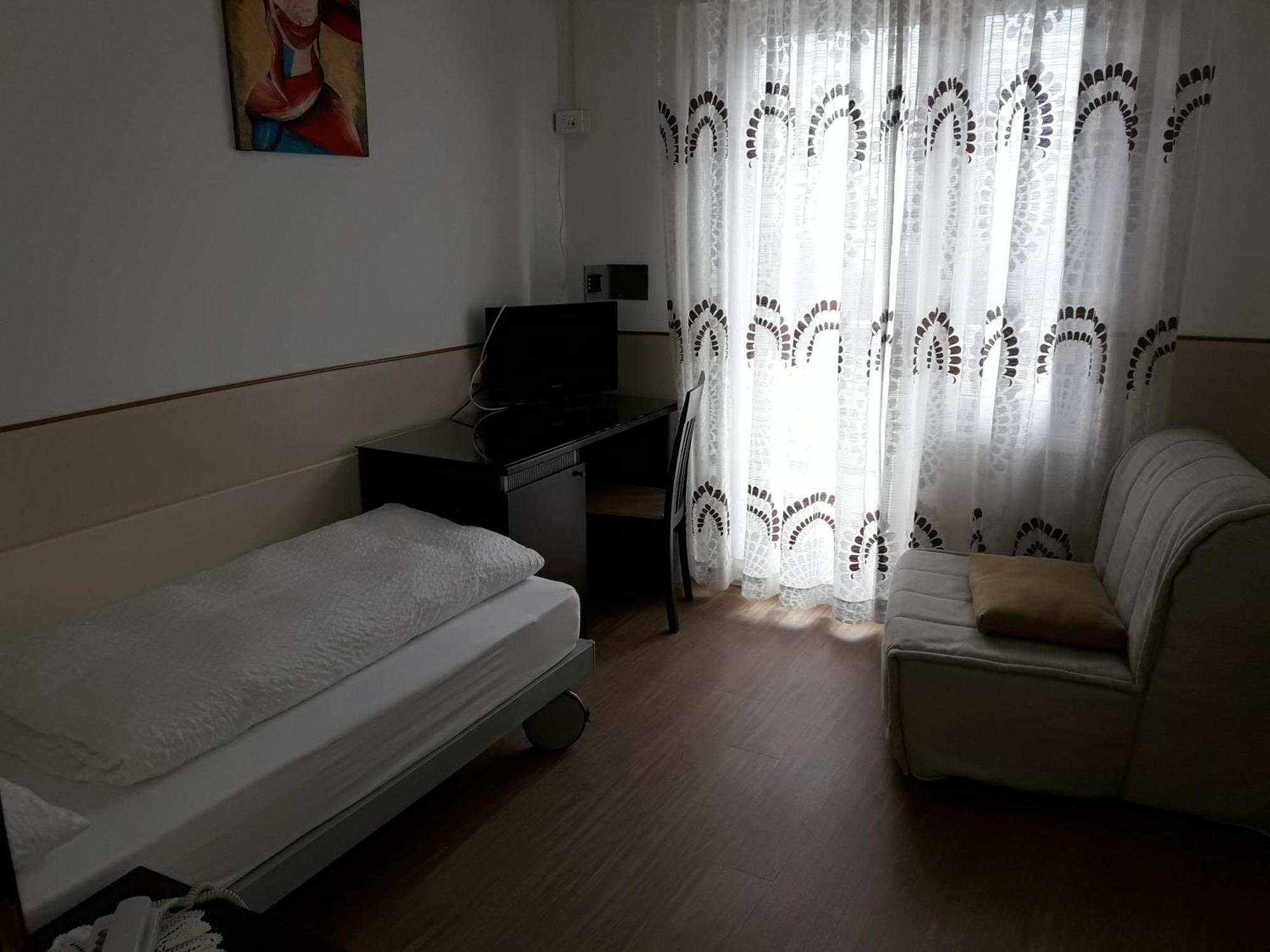 Hotel Lux Merano Rum bild