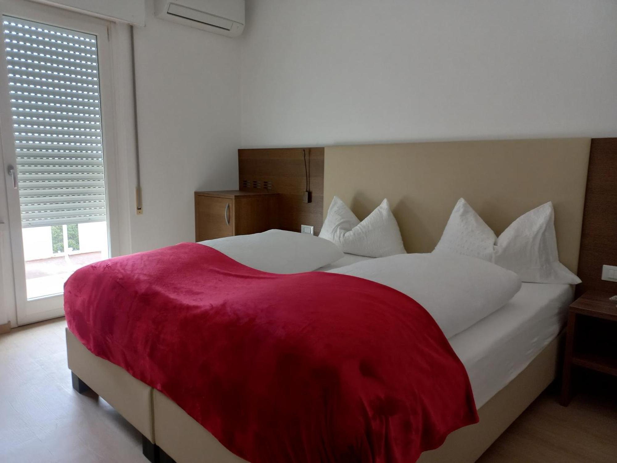 Hotel Lux Merano Rum bild
