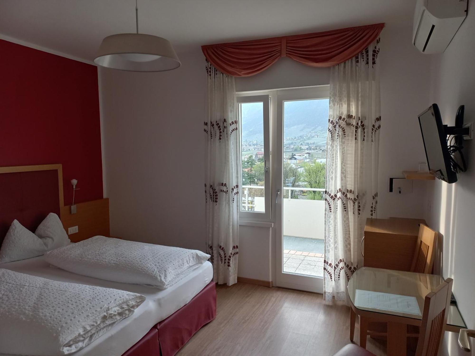 Hotel Lux Merano Rum bild
