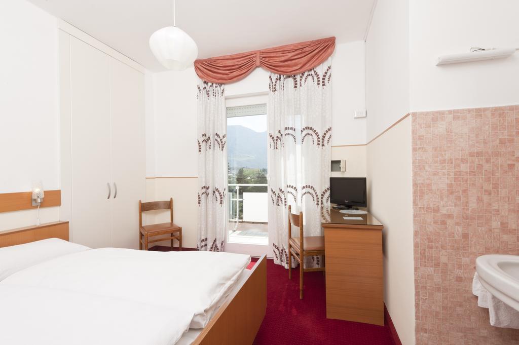 Hotel Lux Merano Rum bild